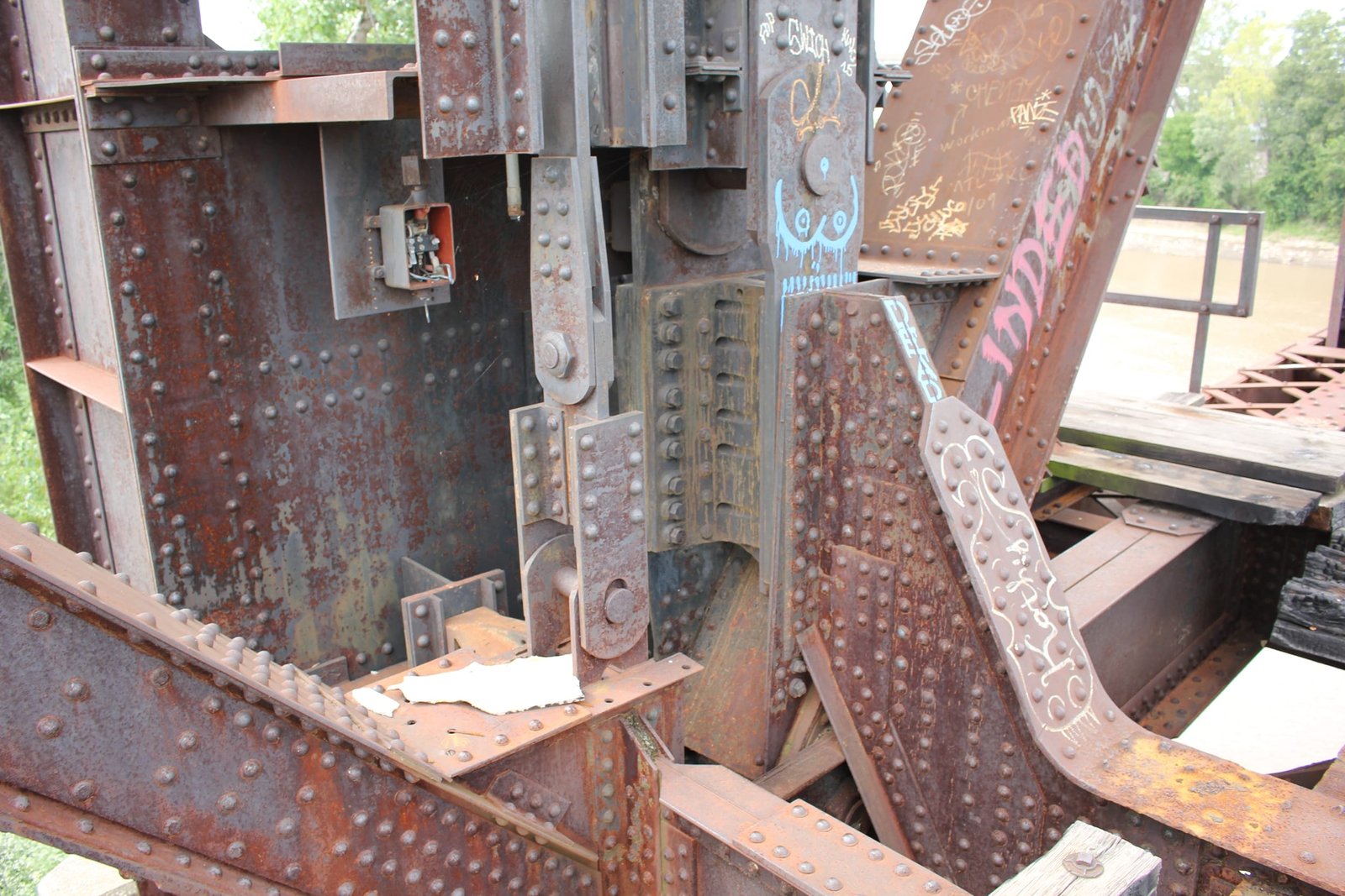 Connection of lift mechanism to truss